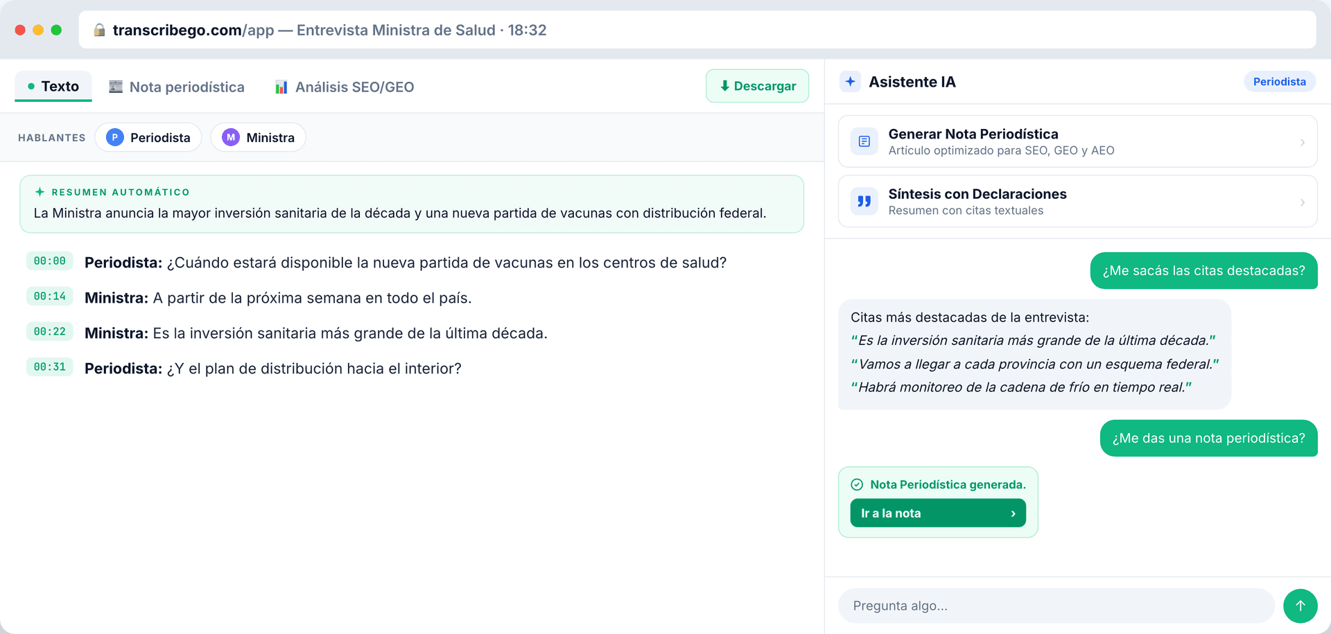 La aplicación web de TranscribeGo con la transcripción diarizada a la izquierda y el asistente de IA en modo Periodista a la derecha