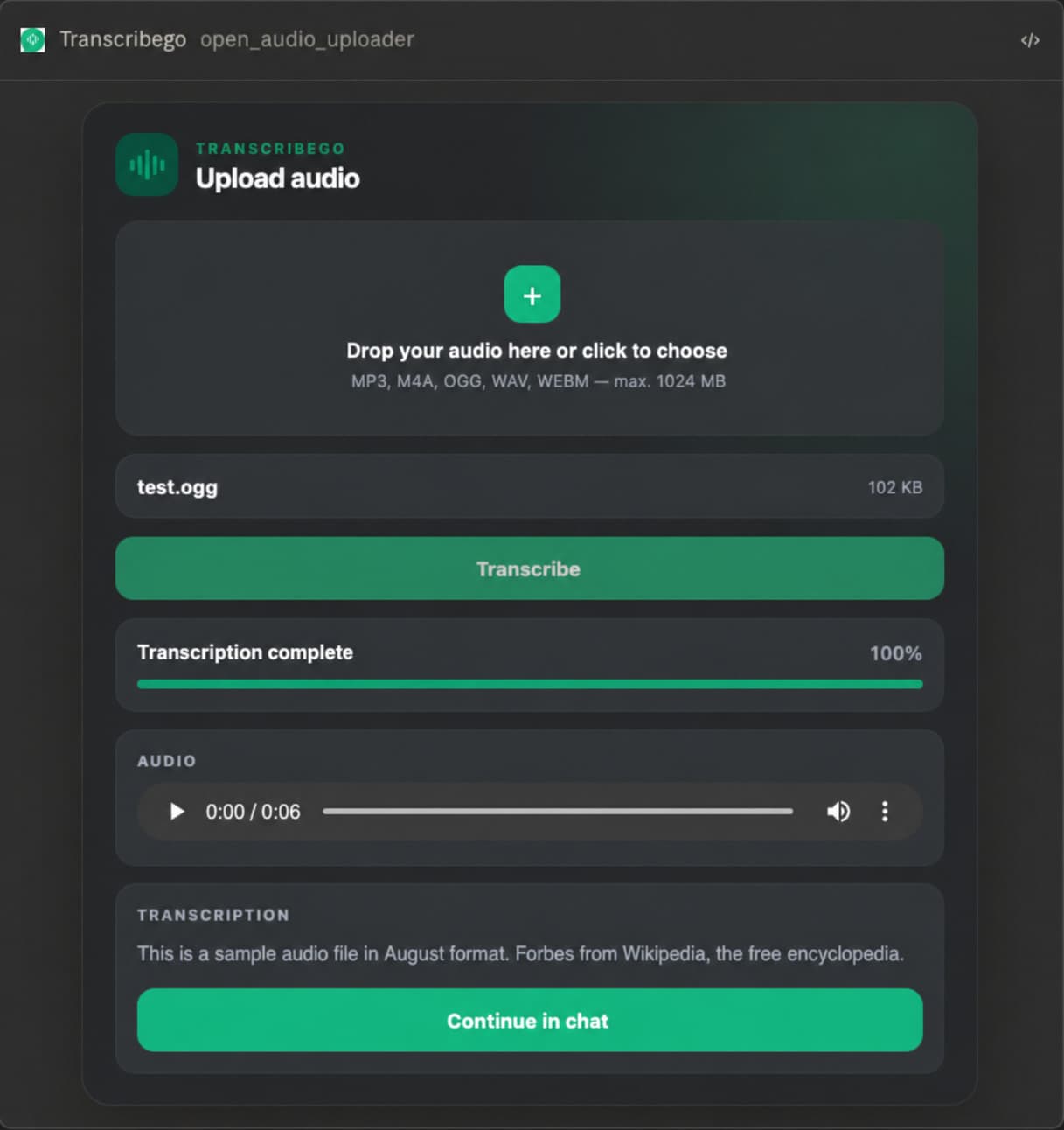O carregador do TranscribeGo dentro de uma conversa com um assistente de IA, com um arquivo enviado, a transcrição concluída e um botão para continuar no chat