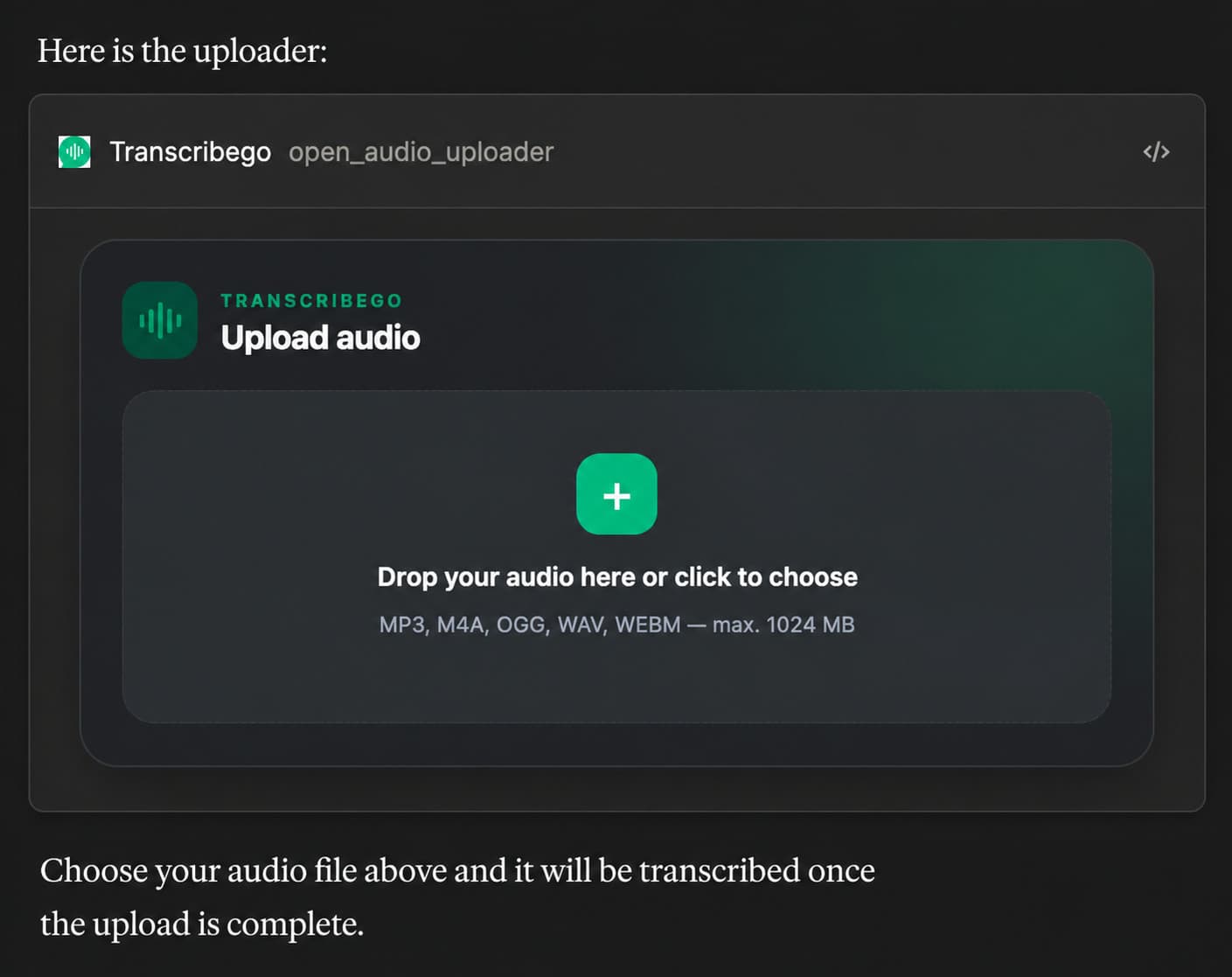 Uma conversa com um assistente de IA mostrando a janela de upload de áudio do TranscribeGo integrada, pronta para receber um arquivo