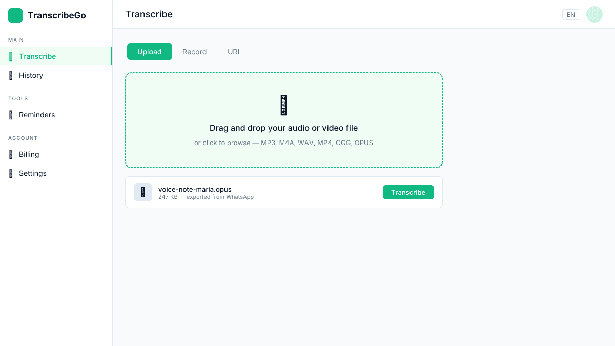 Interfaccia di caricamento dell'app web di TranscribeGo che mostra la zona di trascinamento per file audio