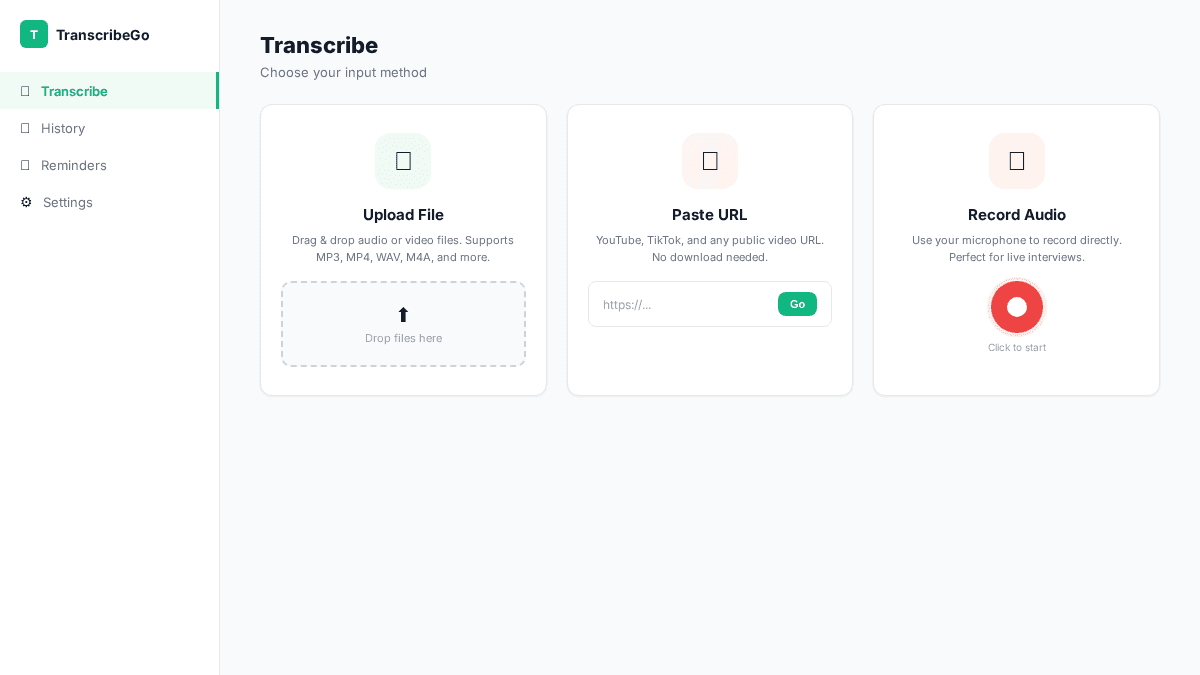 Interfaz de carga de TranscribeGo mostrando opciones de carga de archivos, WhatsApp y pegar URL para periodistas