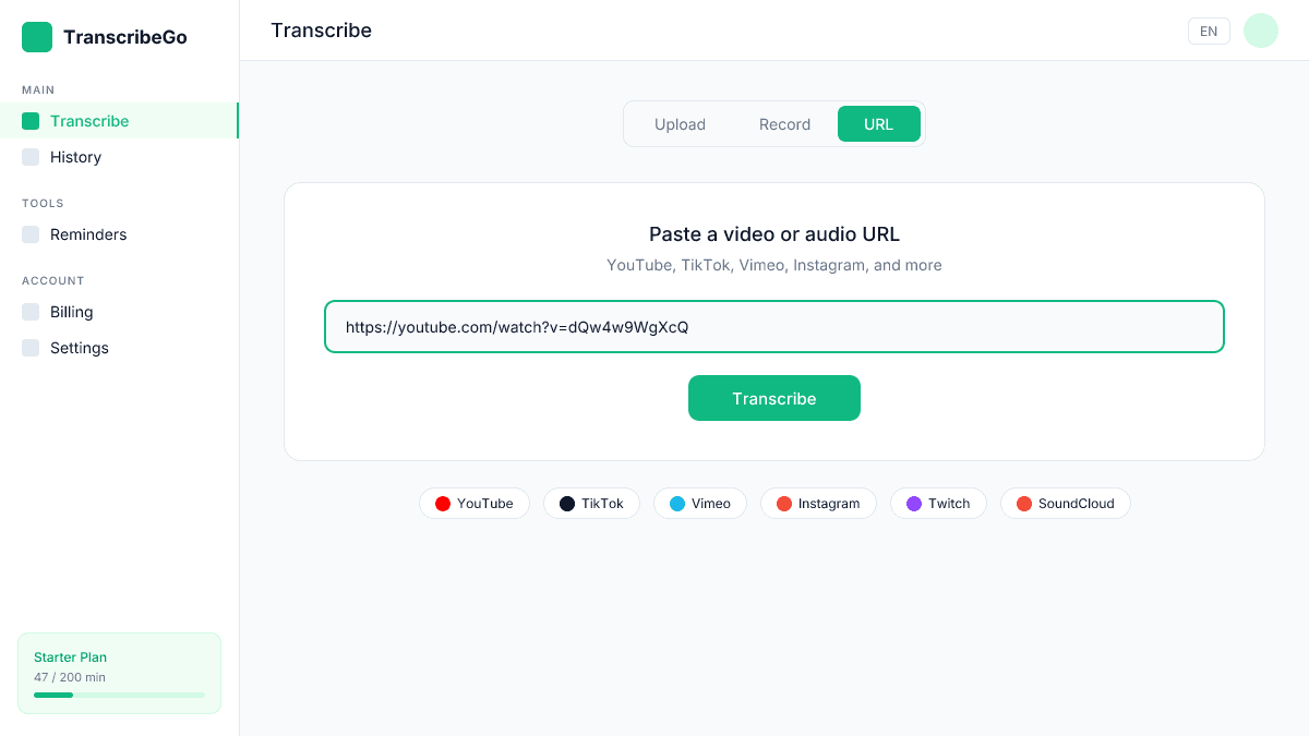 Tab chép lại URL của TranscribeGo với một URL podcast YouTube đang được dán vào