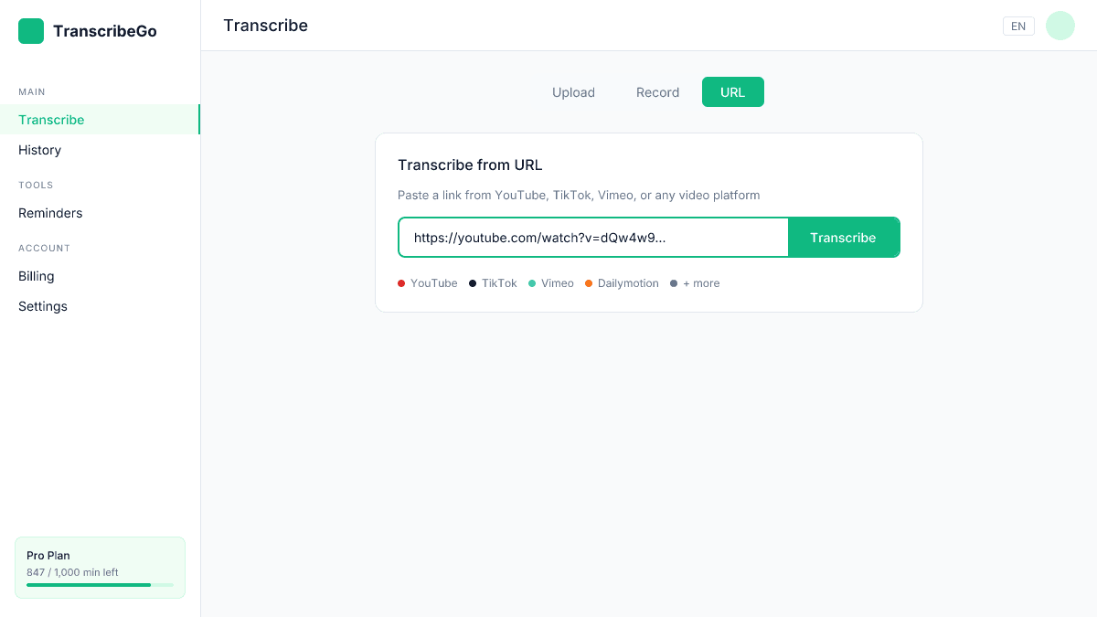 Interfaccia di trascrizione URL di TranscribeGo con supporto per YouTube, TikTok e Vimeo