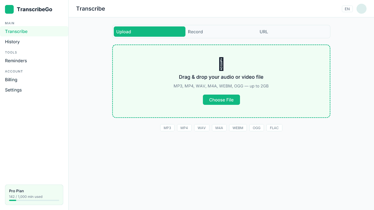 Interfaccia di caricamento di TranscribeGo che mostra la zona di trascinamento, l'opzione di registrazione e l'input URL