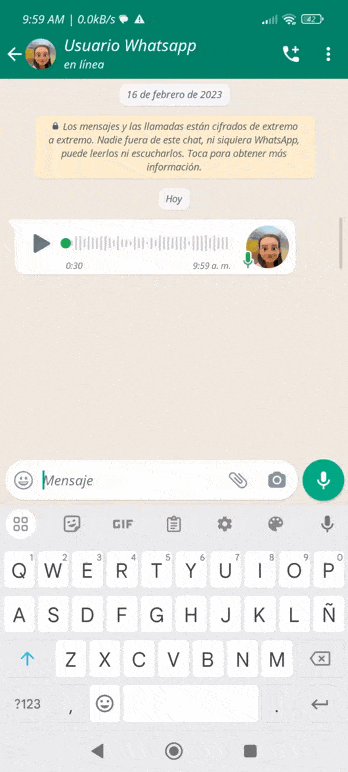 Conversación de WhatsApp mostrando una nota de voz reenviada al bot de TranscribeGo con transcripción instantánea